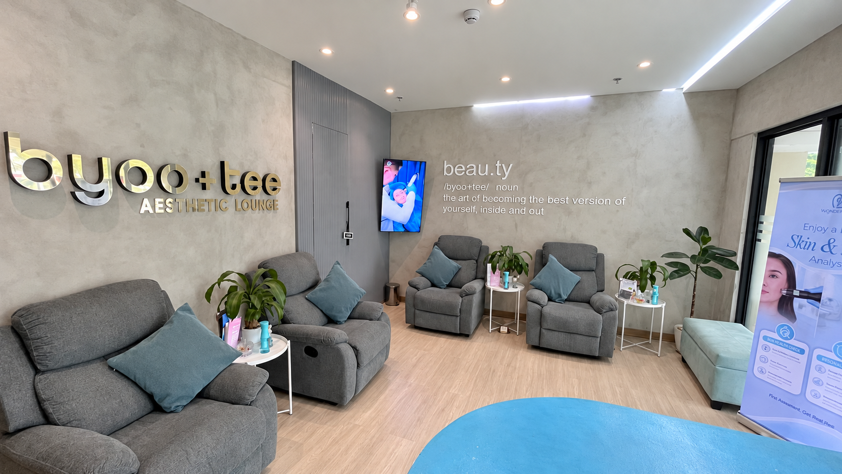 Inside byoo + tee clinic, Mercedes Ave – Pasig
